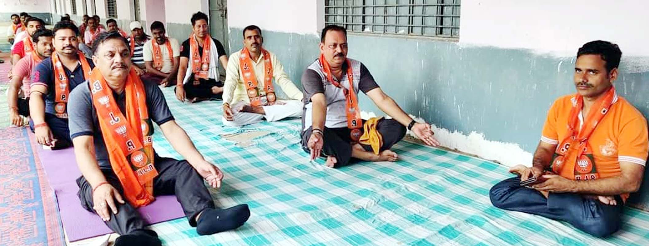 पुवायां में योग करते अनुसूचित जाति जनजाति आयोग के उपाध्यक्ष मिथलेश कुमार। संवाद पुवायां में योग करते अनुसूचित जाति जनजाति आयोग के उपाध्यक्ष मिथलेश कुमार। संवाद