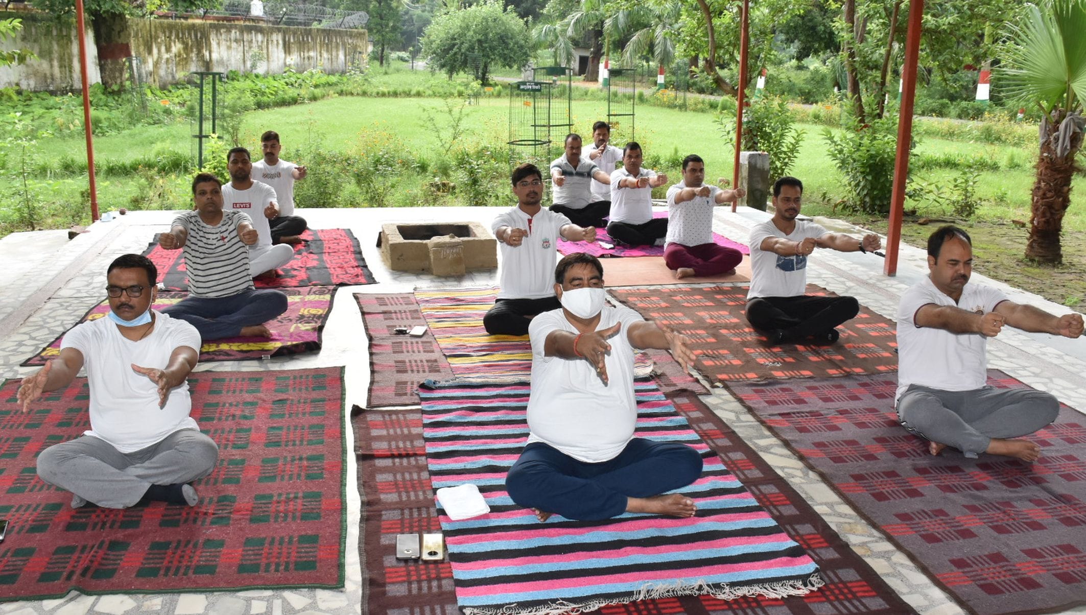 अंतर्राष्ट्रीय योग दिवस पर योगाभ्यास करते जिला जज व अन्य जज