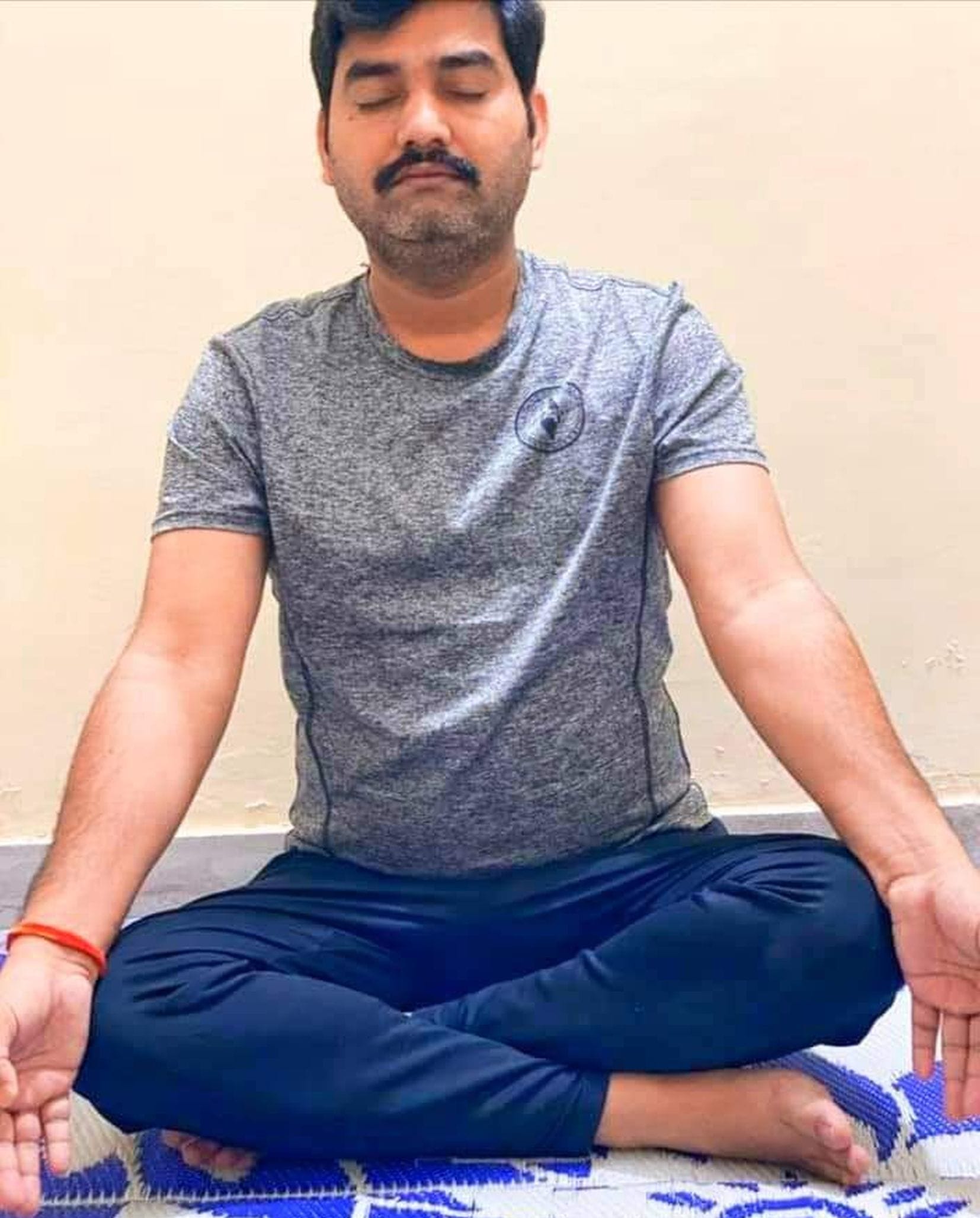 अयोध्या-योग दिवस पर योगाभ्यास करते मिल्कीपुर विधायक गोरखनाथ बाबा