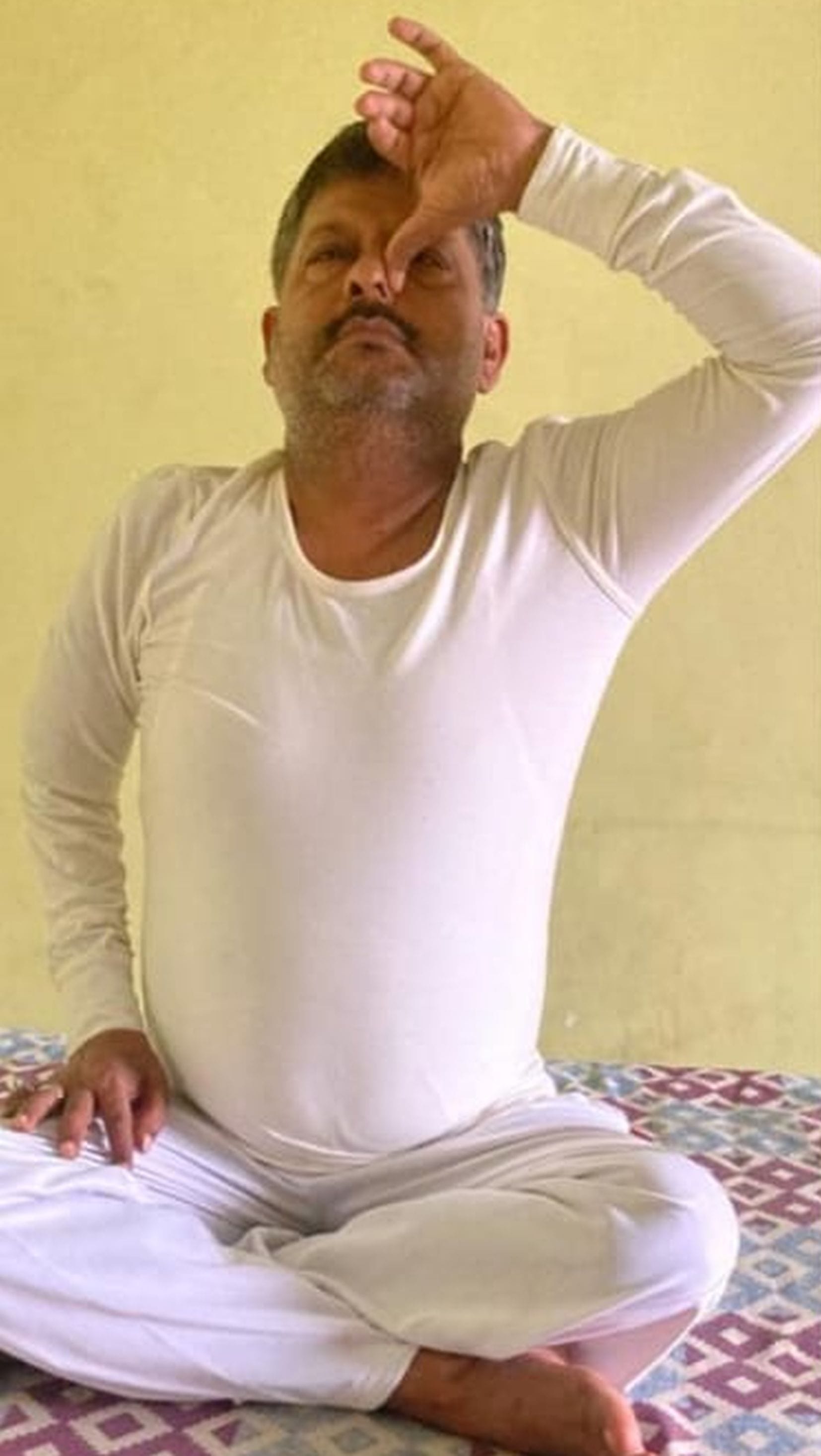 अंतर्राष्ट्रीय योग दिवस पर योगाभ्यास करते रुदौली विधायक रामचंद्र यादव