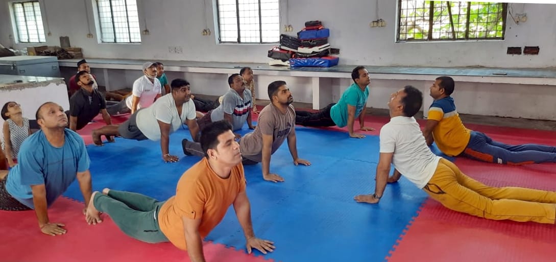 अफजलगढ़ के जीआईसी परिसर में योग दिवस के मौके पर योगाभ्यास करते लोग। अफजलगढ़ के जीआईसी परिसर में योग दिवस के मौके पर योगाभ्यास करते लोग।