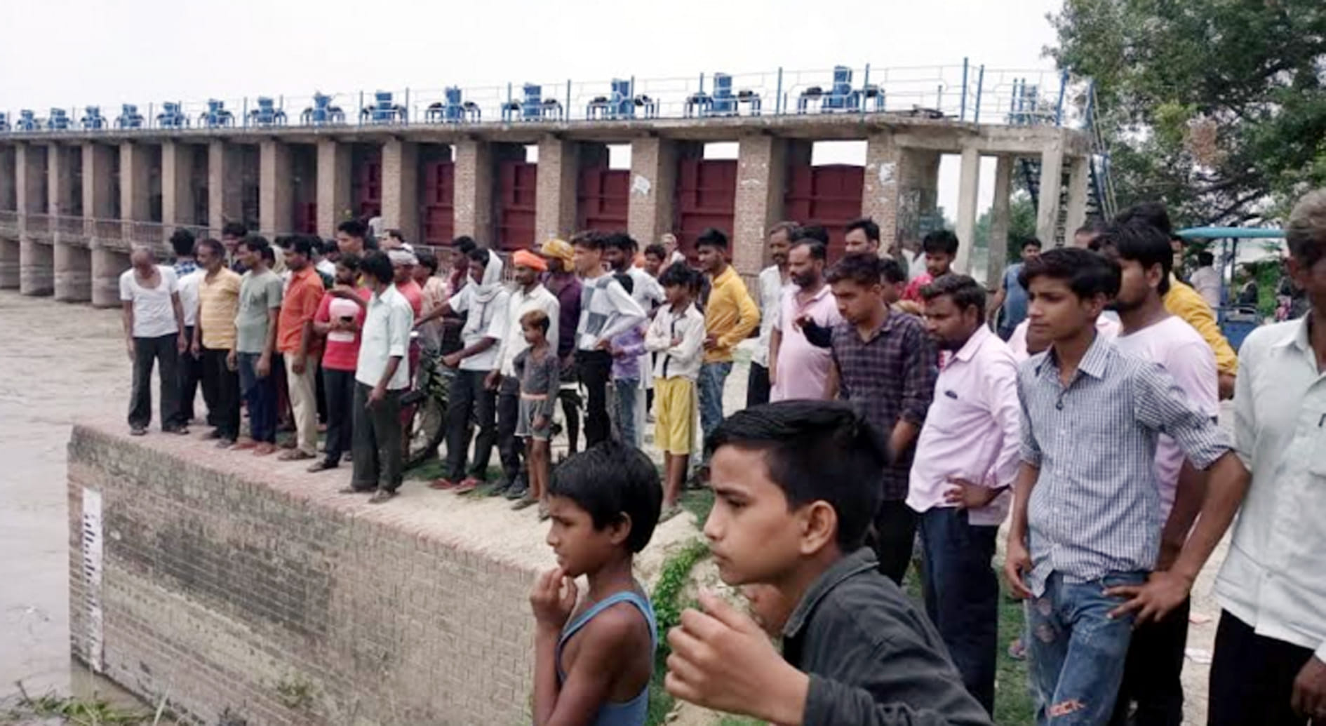 कासगंज की हजारा नहर में प्रेमी के कूदने के बाद मौके पर एकत्रित लोग