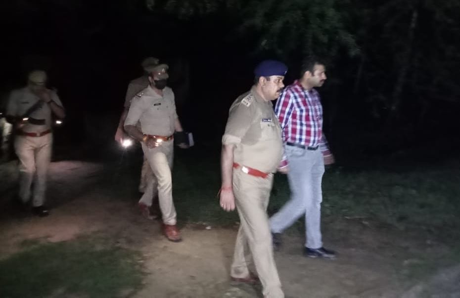 रविवार रात बच्ची की तलाश करते एसपी आनंद कुलकर्णी। रविवार रात बच्ची की तलाश करते एसपी आनंद कुलकर्णी।