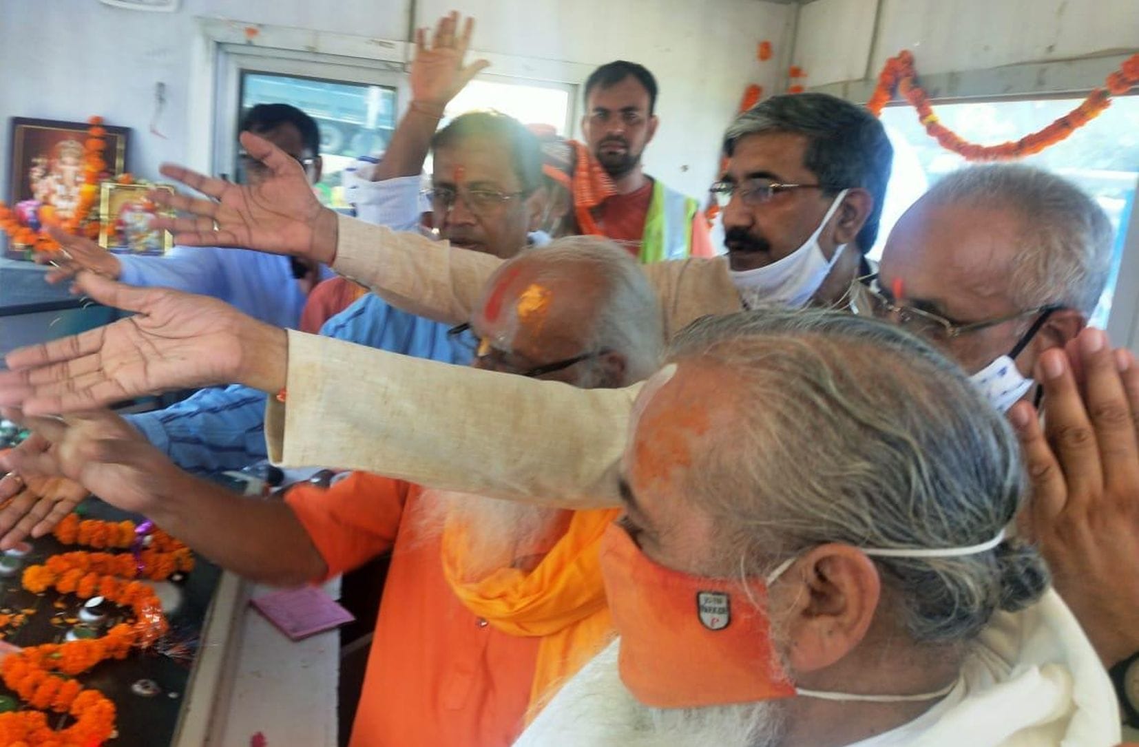 परिसर में बैचिंग प्लांट में उद्घाटन के लिए पूजन अर्चन करते वैदिक आचार्य ,संत व अन्य