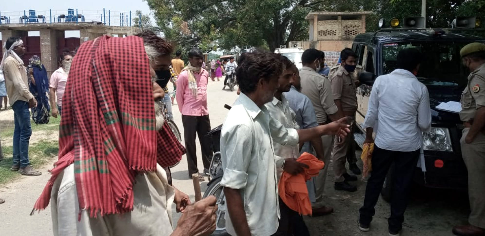 कासगंज की हजारा नहर में प्रेमिका प्रेमी के कूदने की घटना के बाद मौके पर पहुंची पुलिस पूछताछ करती