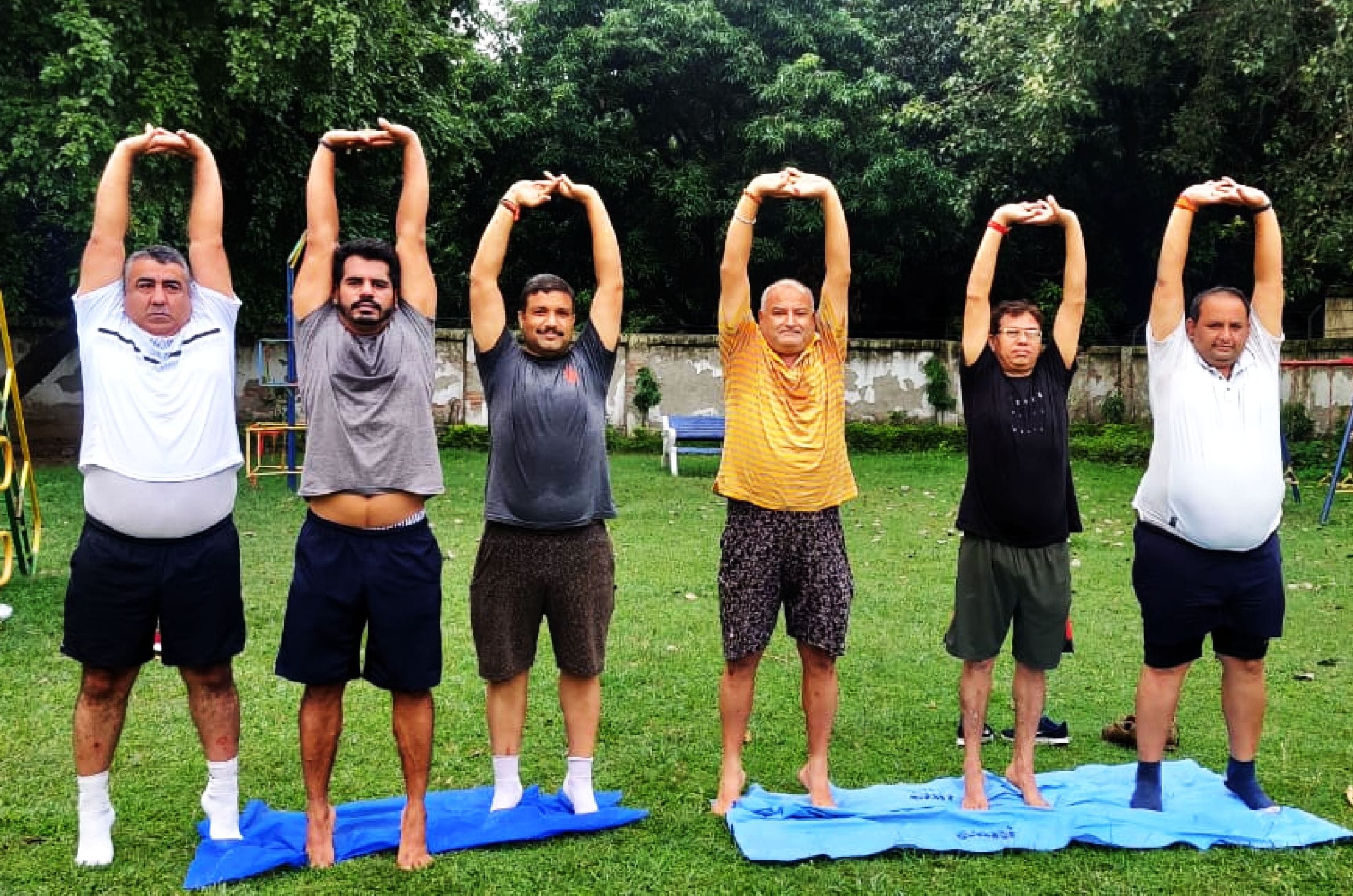 विश्व योग दिवस पर योग करते ग्रुप मेंबर्स। संवाद विश्व योग दिवस पर योग करते ग्रुप मेंबर्स। संवाद