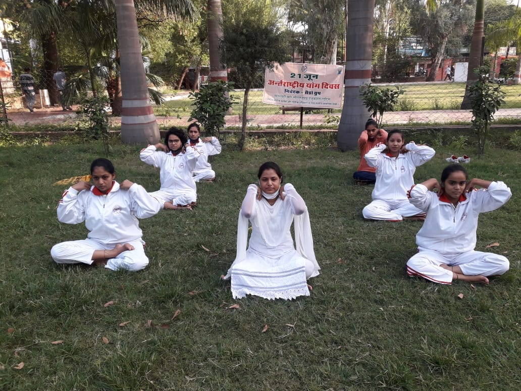 कंपनी बाग में योग करती सैडो पावर ग्रुप की सदस्य कंपनी बाग में योग करती सैडो पावर ग्रुप की सदस्य