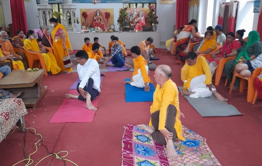 नजीबाबाद के गायत्री शक्तिपीठ में योग करते गायत्री साधक।