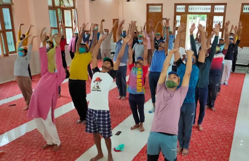 औरास ब्लाक सभागार में नवजवान मंच द्वारा आयोजित कार्यक्रम में योगाभ्यास करते युवा। औरास ब्लाक सभागार में नवजवान मंच द्वारा आयोजित कार्यक्रम में योगाभ्यास करते युवा।