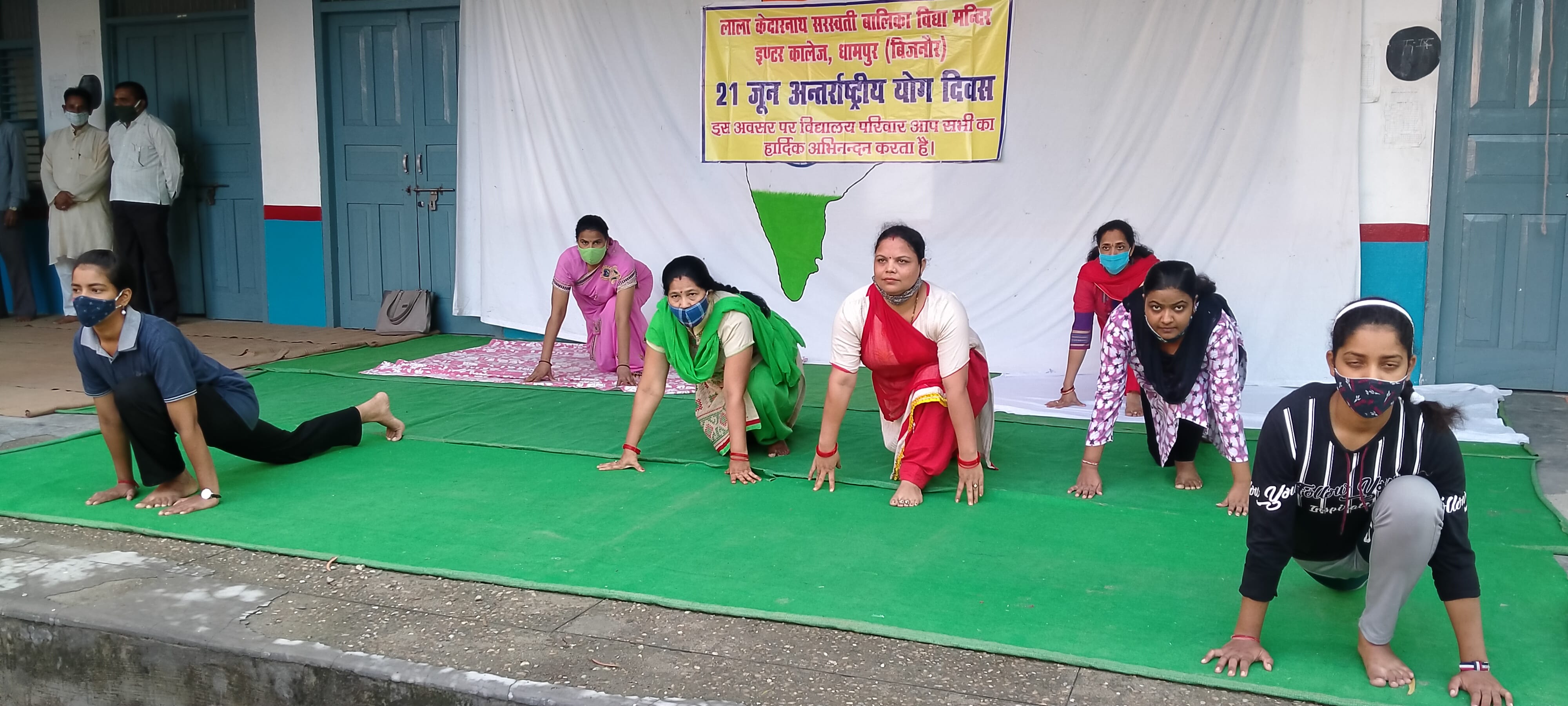 धामपुर के बालिका विद्या मंदिर में योगाभ्यास करती शिक्षिकाएं। धामपुर के बालिका विद्या मंदिर में योगाभ्यास करती शिक्षिकाएं।