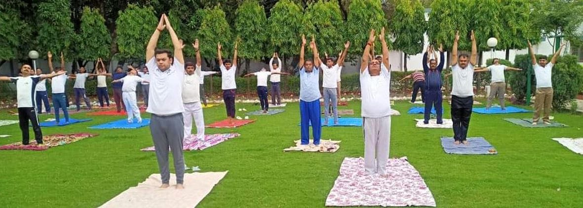 योग करते मंत्री संदीप सिंह एटा सांसद राजवीर सिंह राजू व अन्य। योग करते मंत्री संदीप सिंह एटा सांसद राजवीर सिंह राजू व अन्य।