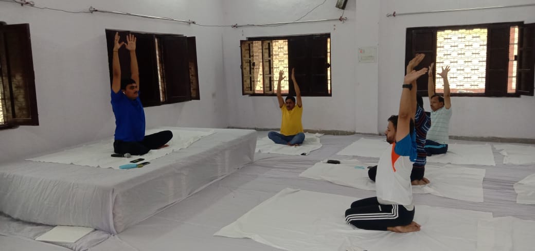 शाहजहांपुर में योगाभ्यास कराते डीएम इंद्र विक्रम सिंह। संवाद शाहजहांपुर में योगाभ्यास कराते डीएम इंद्र विक्रम सिंह। संवाद