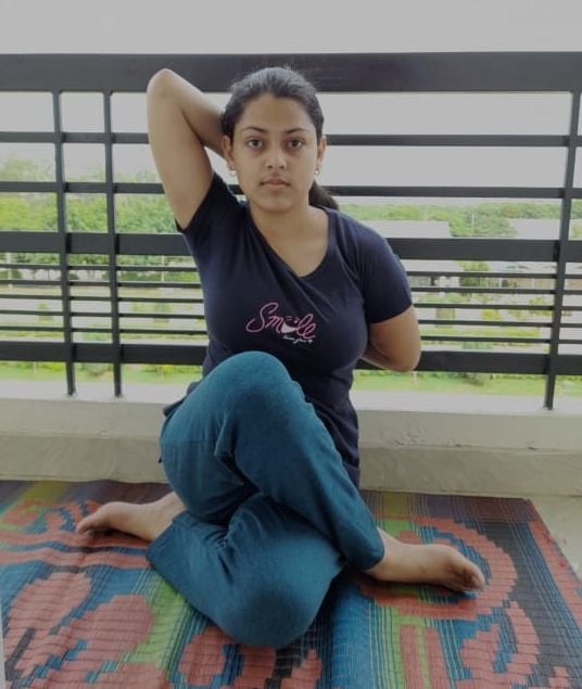 योग करते हुए नेशनल लॉ यूनिवर्सिटी की छात्रा योग करते हुए नेशनल लॉ यूनिवर्सिटी की छात्रा