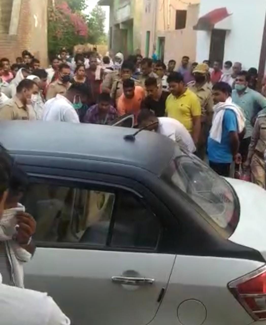 कैराना के तीतरवाडा में विवाहिता के शव को गाडी में रख कर पीएम के लिए लेकर जाती पुलिस
