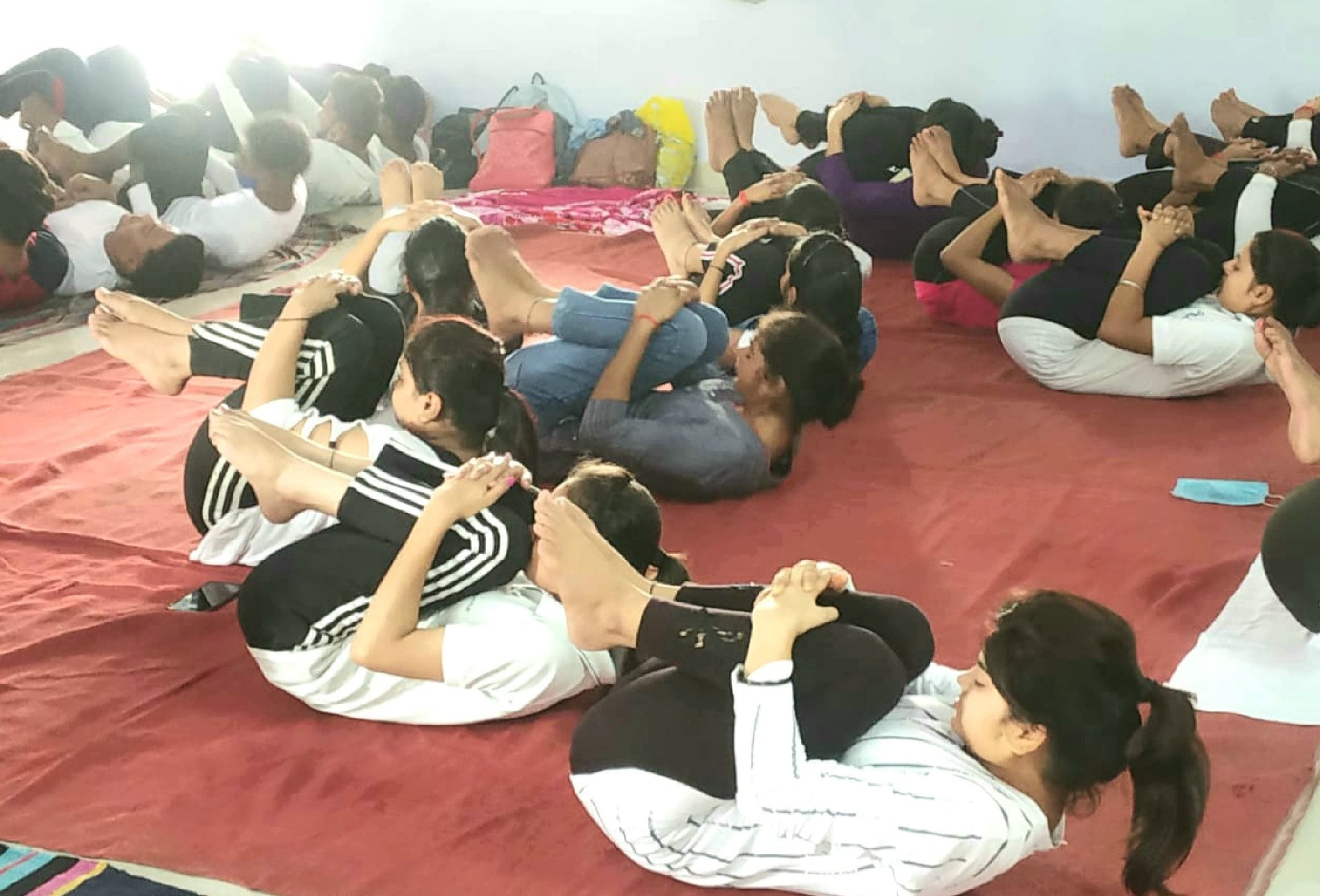 विश्व योग दिवस पर एसएस कॉलेज में योग करतीं छात्राएं । संवाद विश्व योग दिवस पर एसएस कॉलेज में योग करतीं छात्राएं । संवाद