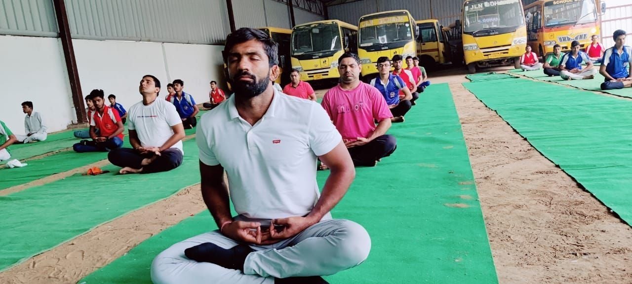 जेएलएन स्कूल में योग करते ओलंपियन पहलवान योगेश्वर दत्त। जेएलएन स्कूल में योग करते ओलंपियन पहलवान योगेश्वर दत्त।