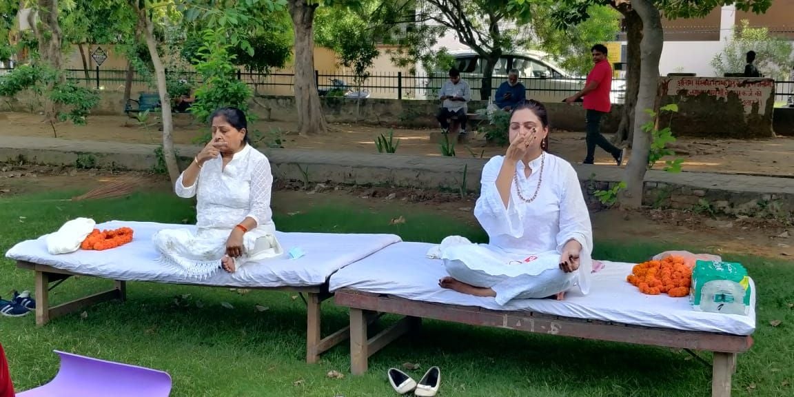चिरंजीव विहार के सेंट्रल पार्क में योग करती महापौर आशा शर्मा