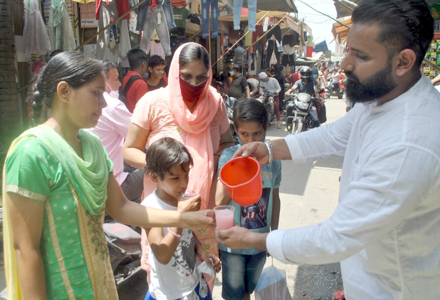 शामली सब्जी मंडी में शर्बत पिलाते श्रद्धालु। शामली सब्जी मंडी में शर्बत पिलाते श्रद्धालु।