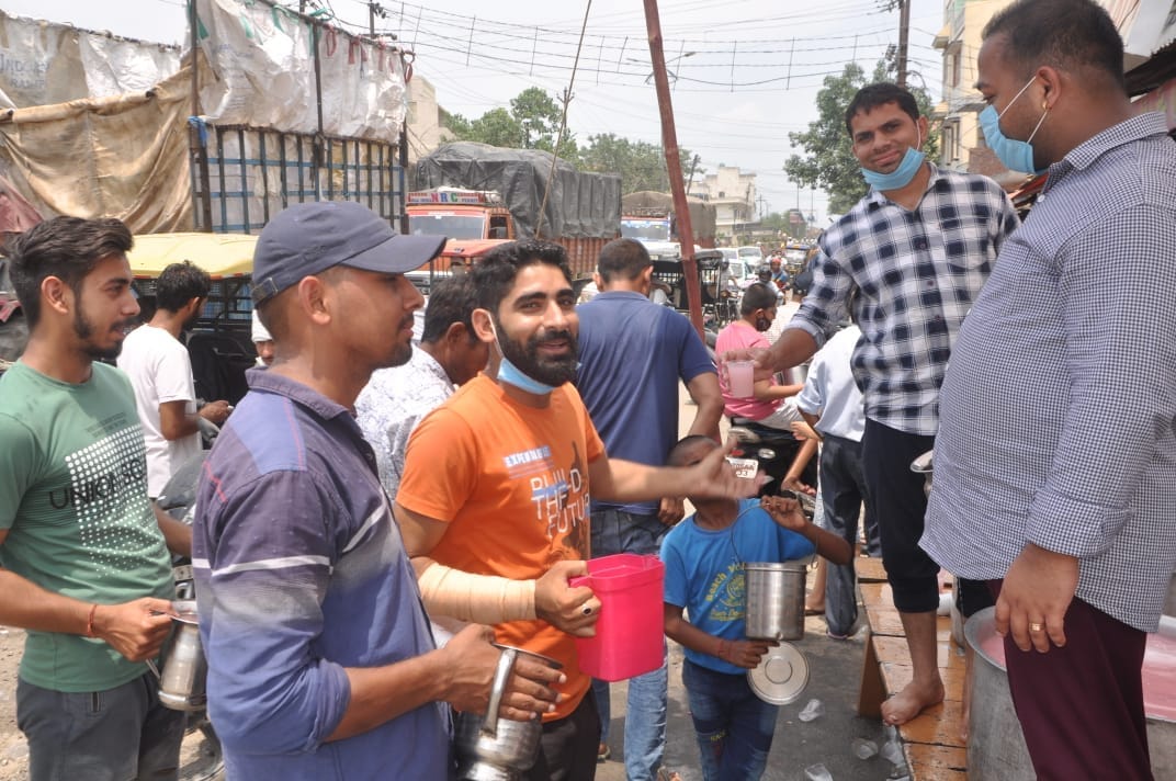 शमली पंजाबी कॉलोनी में शर्बत पिलाते श्रद्धालु। शमली पंजाबी कॉलोनी में शर्बत पिलाते श्रद्धालु।
