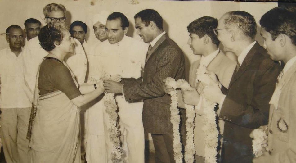 तत्कालीन प्रधानमंत्री इंदिरा गांधी से मिलते उदयचंद पहलवान। फाइल फोटो