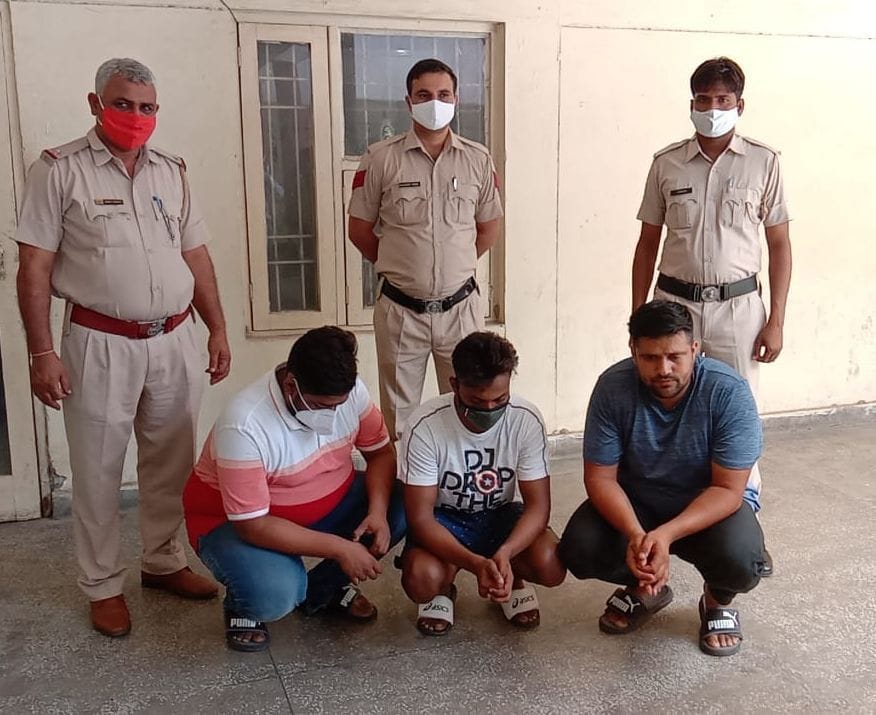 कॉल सेंटर चलाकर ठगी करने के आरोप में गिरफ्तार किए गए आरोपी। कॉल सेंटर चलाकर ठगी करने के आरोप में गिरफ्तार किए गए आरोपी।