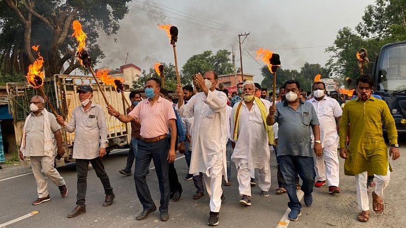 शांतिपुरी में मशाल जुलूस निकालते कांग्रेसी व स्थानीय लोग।