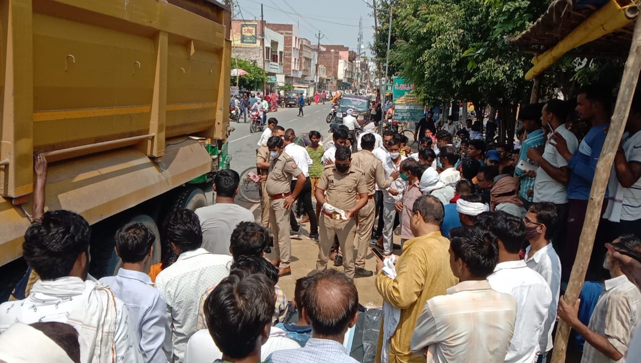 घटना स्थल पर मौजूद पुलिस व लोग घटना स्थल पर मौजूद पुलिस व लोग