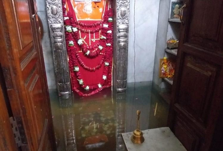 मंदिर के गर्भ गृह में घुसा सीवर का पानी