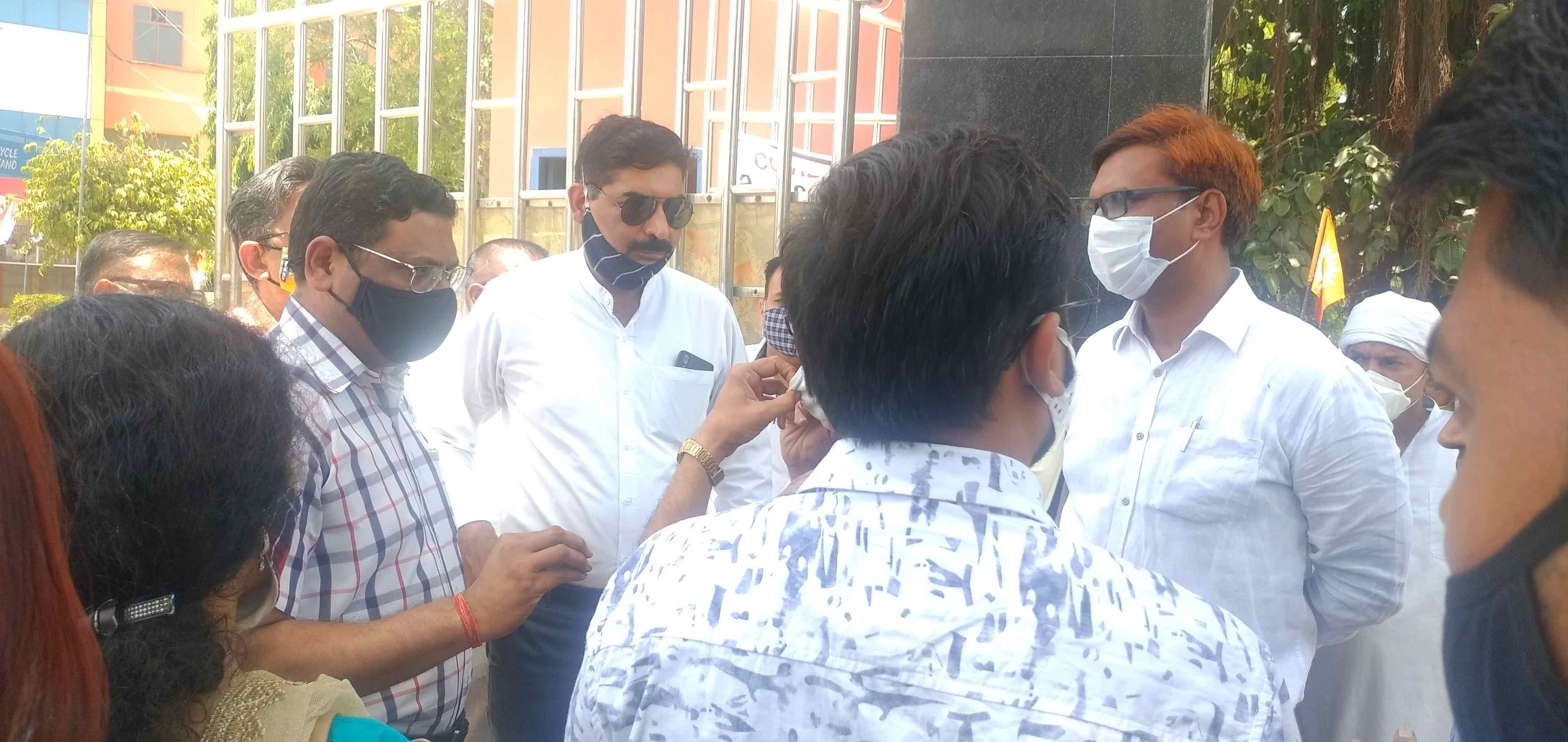 अभिभावकों से बातचीत करते डीएवी पब्लिक स्कूल के स्टाफ सदस्य। संवाद अभिभावकों से बातचीत करते डीएवी पब्लिक स्कूल के स्टाफ सदस्य। संवाद