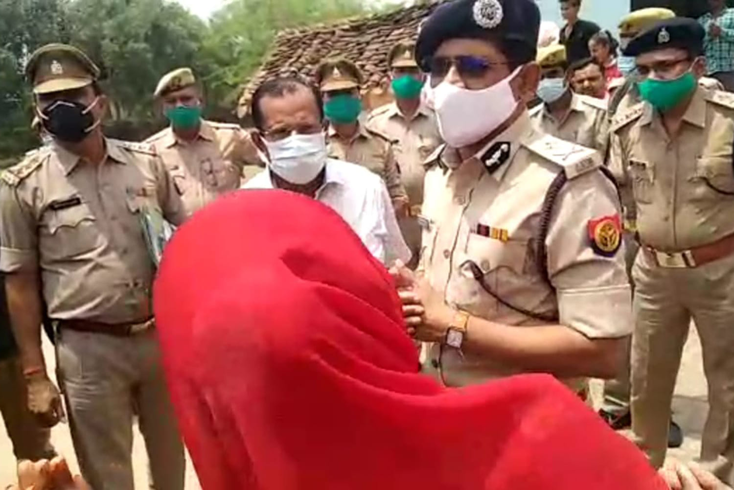 खड़ाखर गांव में कमिश्नर व आईजी को आरोपी पक्ष की ओर से अपनी फरियाद सुनातीं ग्रामीण महिलाएं