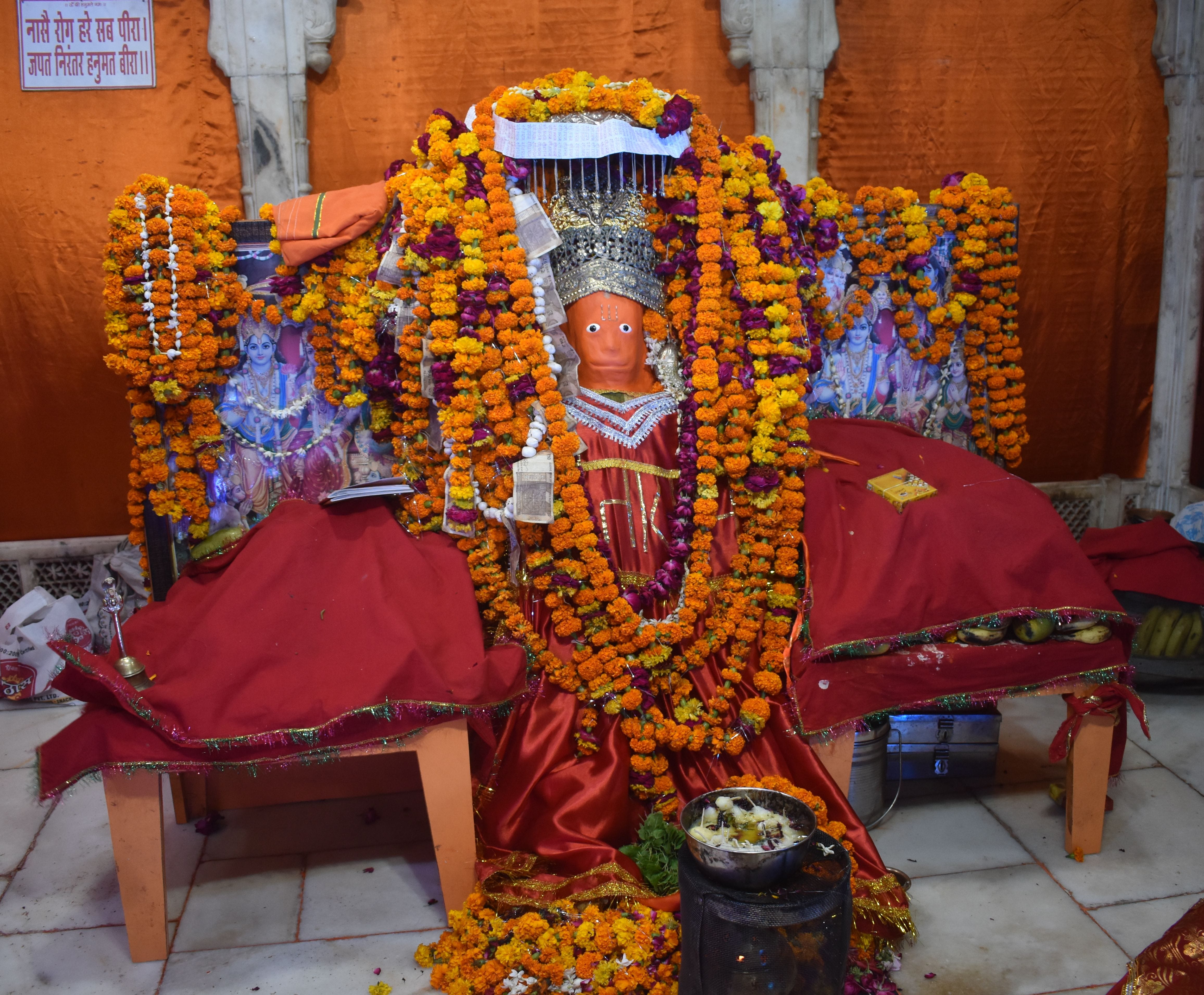 शहर के बड़े हनुमान मंदिर में हुआ बजरंग बली का श्रृंगार। शहर के बड़े हनुमान मंदिर में हुआ बजरंग बली का श्रृंगार।