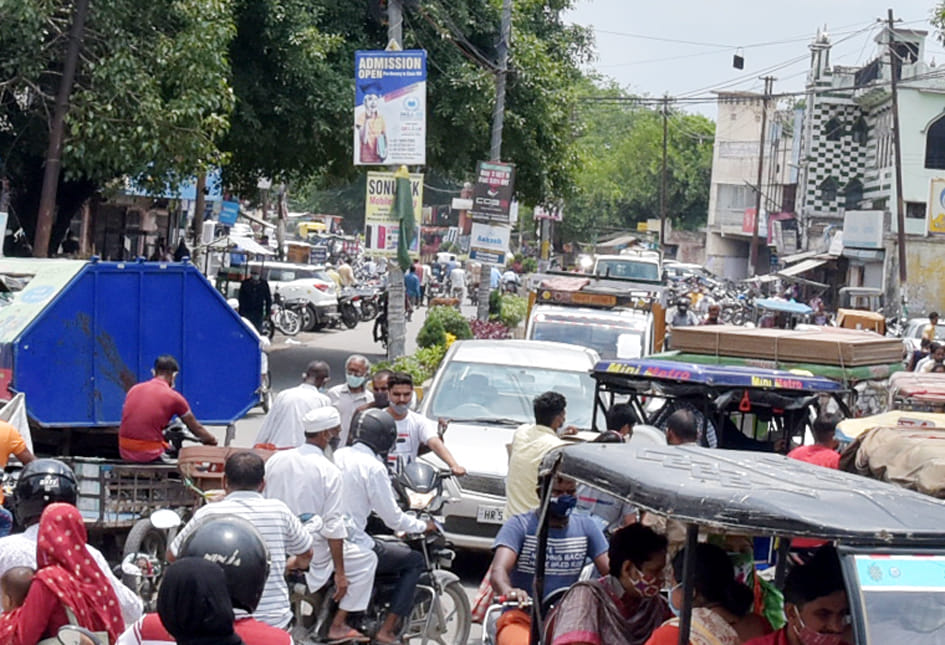 साप्ताहिक बंदी के बाद पूर्ण तरह से खुले बाजारो में लगी भीड़ चकराता मार्ग पर लगा जाम