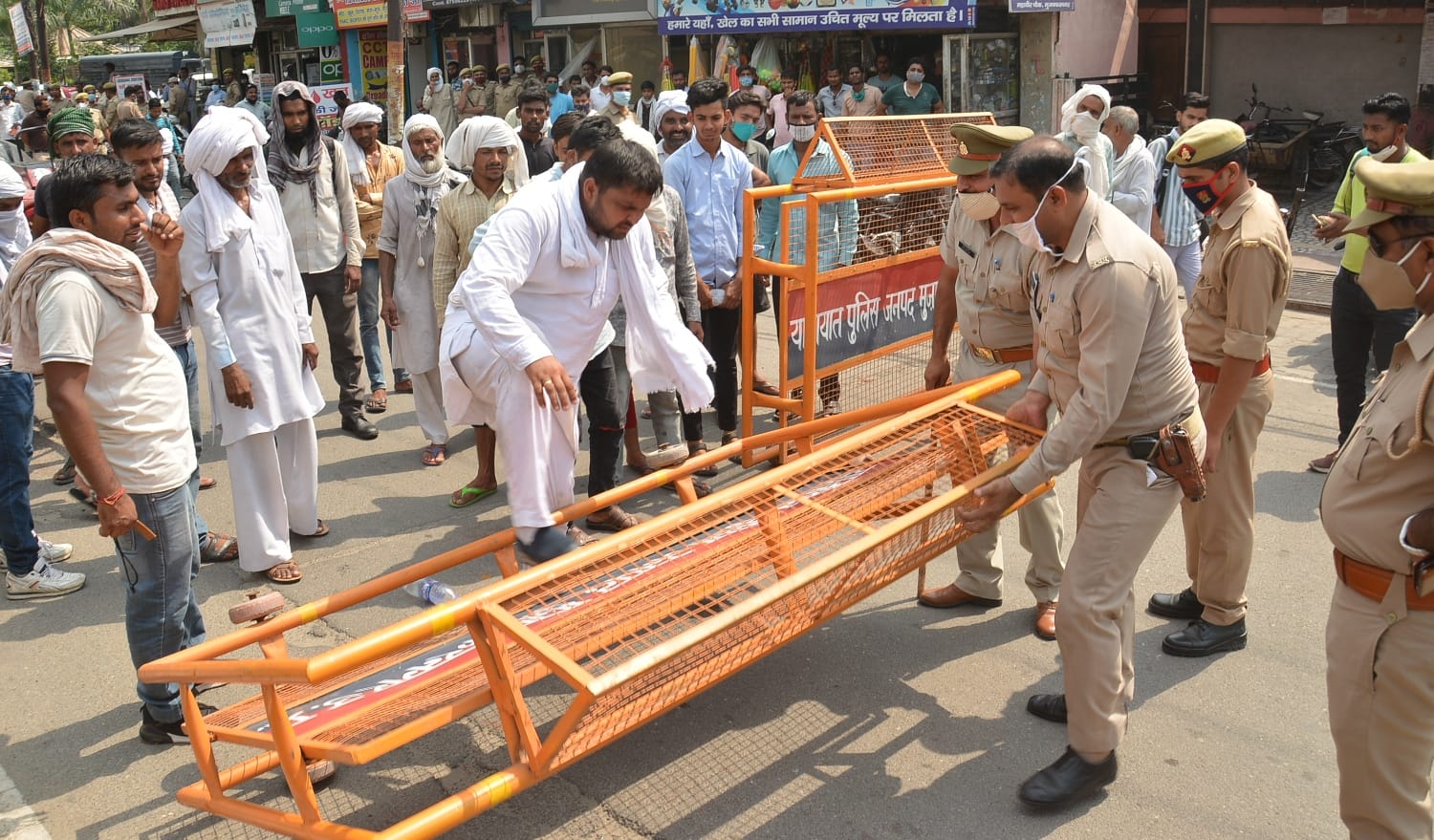 महावीर चौक पर बैरिकेडिंग हटाकर कलक्ट्रेट जाते किसानों को रोकती पुलिस। महावीर चौक पर बैरिकेडिंग हटाकर कलक्ट्रेट जाते किसानों को रोकती पुलिस।