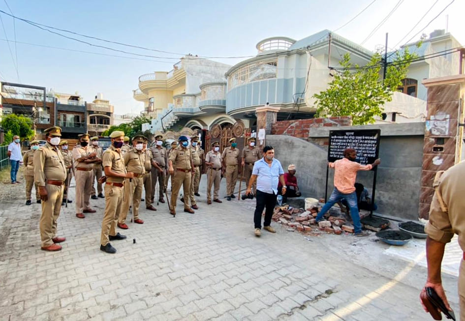 - सहारनपुर में भूमाफिया विनोद शर्मा व दिनेश शर्मा की गैंगस्टर एक्ट के तहत बसंत बिहार स्थित संपत्त - सहारनपुर में भूमाफिया विनोद शर्मा व दिनेश शर्मा की गैंगस्टर एक्ट के तहत बसंत बिहार स्थित संपत्त