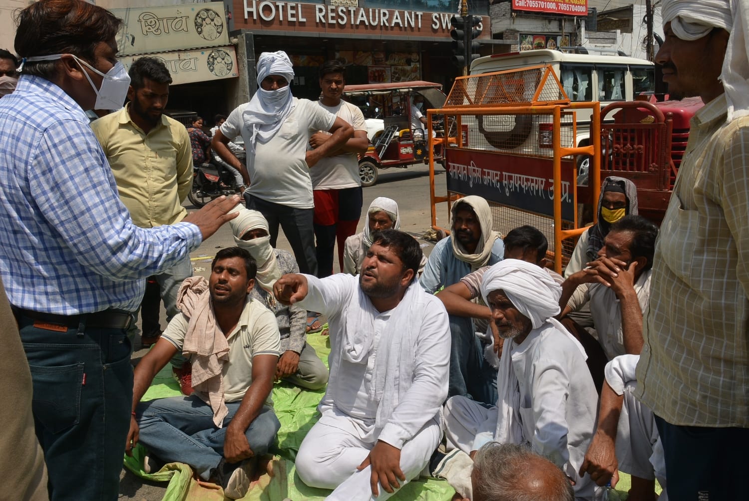 सरकारी क्रय केंद्र पर तौल न होने पर महावीर चौक पर धरने पर बैठे किसान व भाकियू कार्यकर्ता को चेताव? सरकारी क्रय केंद्र पर तौल न होने पर महावीर चौक पर धरने पर बैठे किसान व भाकियू कार्यकर्ता को चेताव?