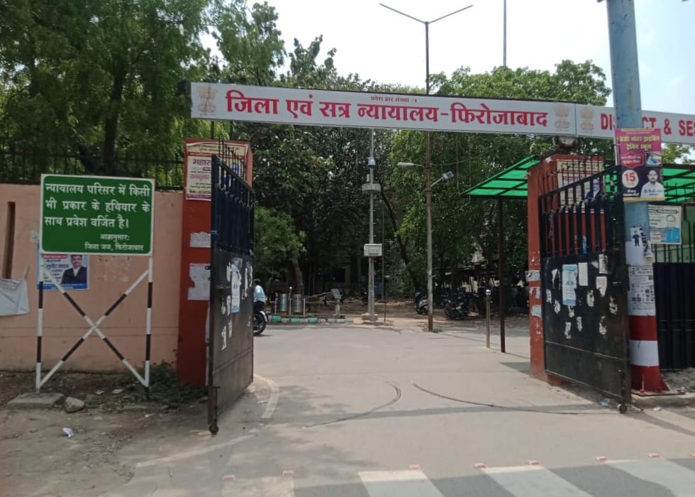 ्यायालय परिसर का खुला मुख्य गेट और हुआ कार्य शुरू