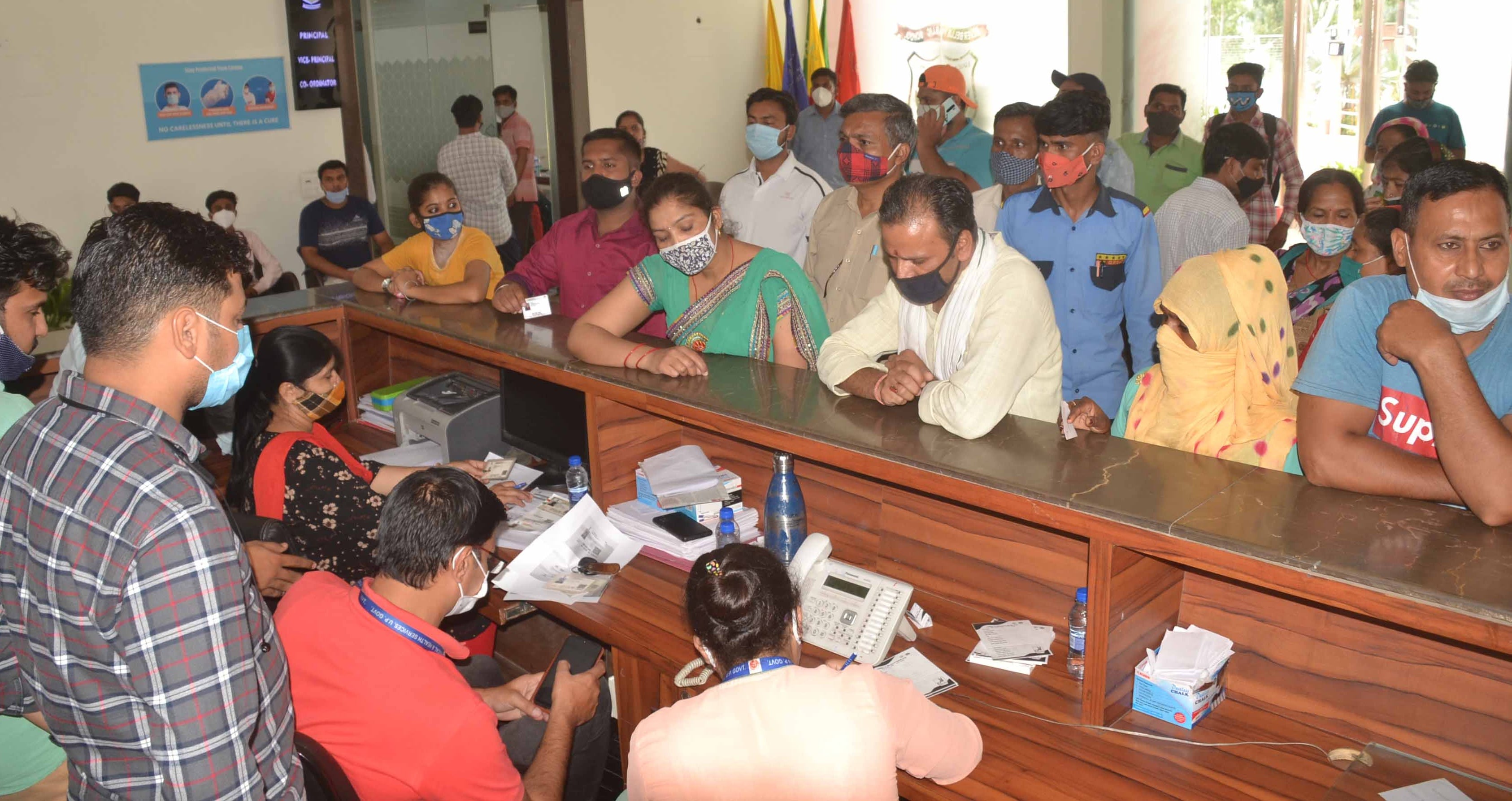 शामली सिलवर वैल्स स्कूल में टीका लगवाने से पूर्व राजिस्ट्रेशन करवाने के लिये लगी भीड शामली सिलवर वैल्स स्कूल में टीका लगवाने से पूर्व राजिस्ट्रेशन करवाने के लिये लगी भीड