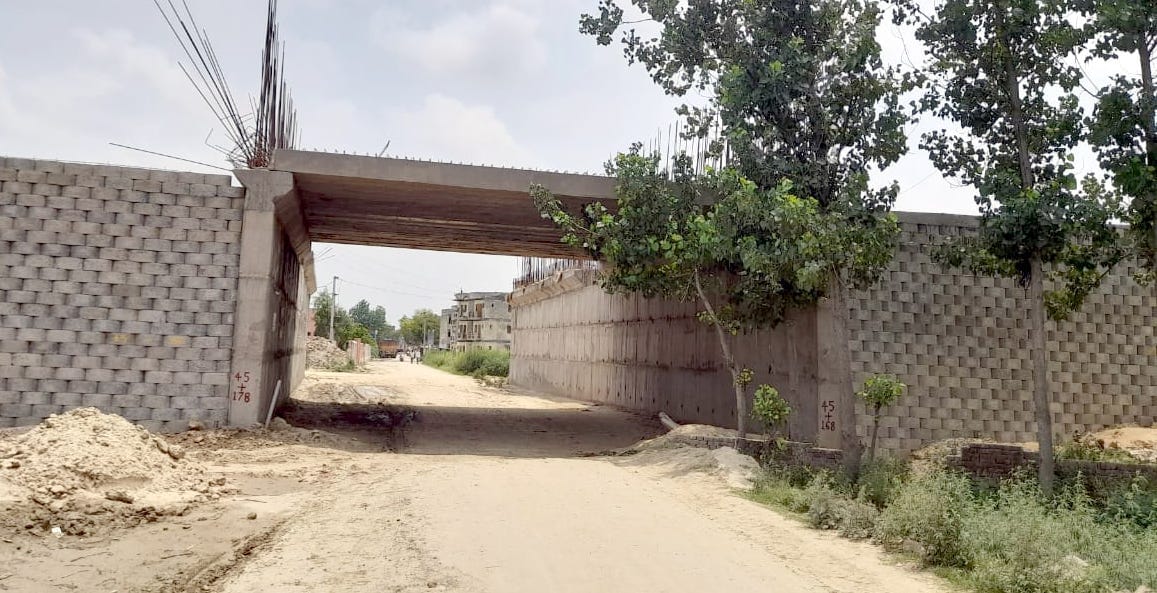 शामली  जलालपुर मार्ग पर निर्माणधीन