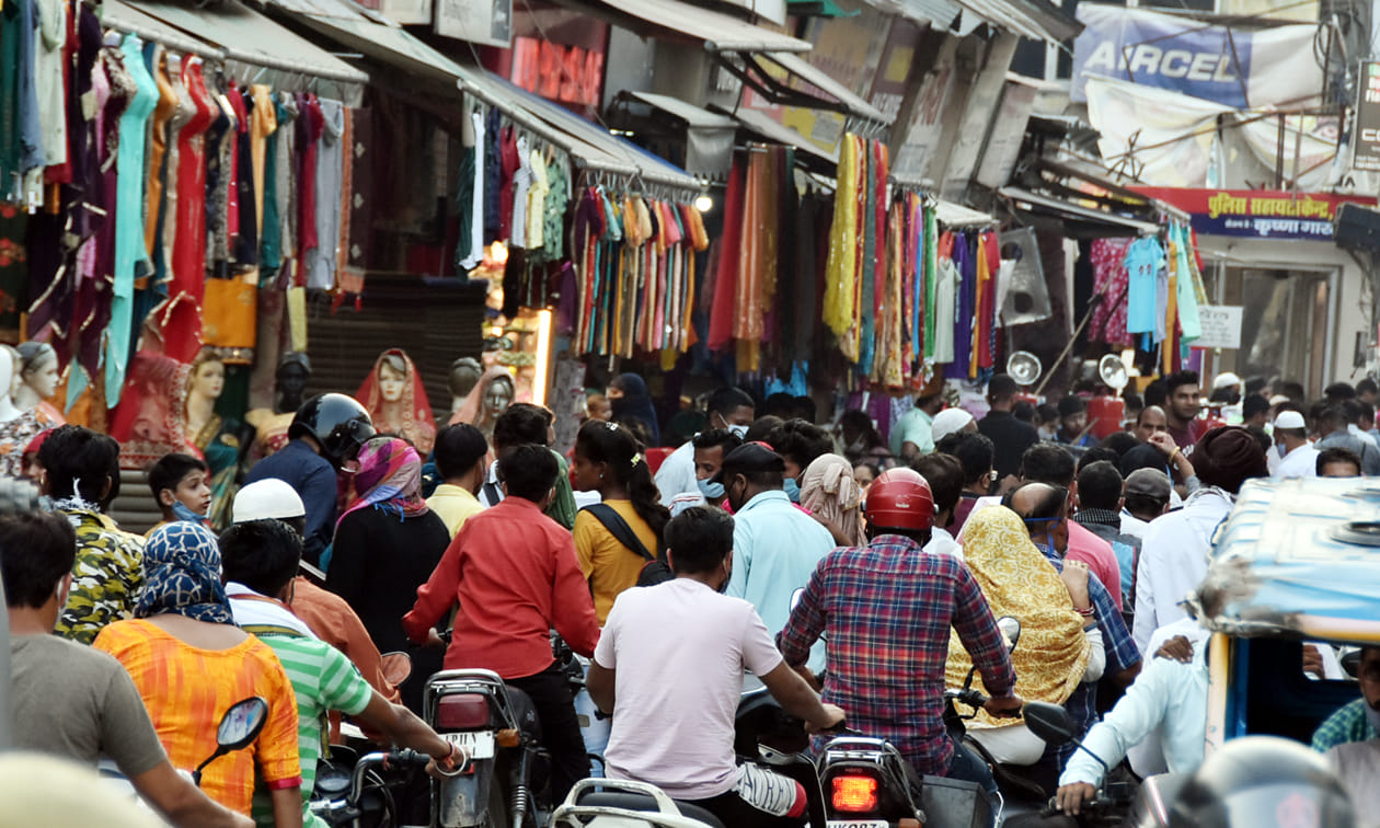 नेहरू मार्केट में खरीदारी के लिये उमड़ी भीड़ सोशल डिस्टेंश की उड़ी धज्जियां