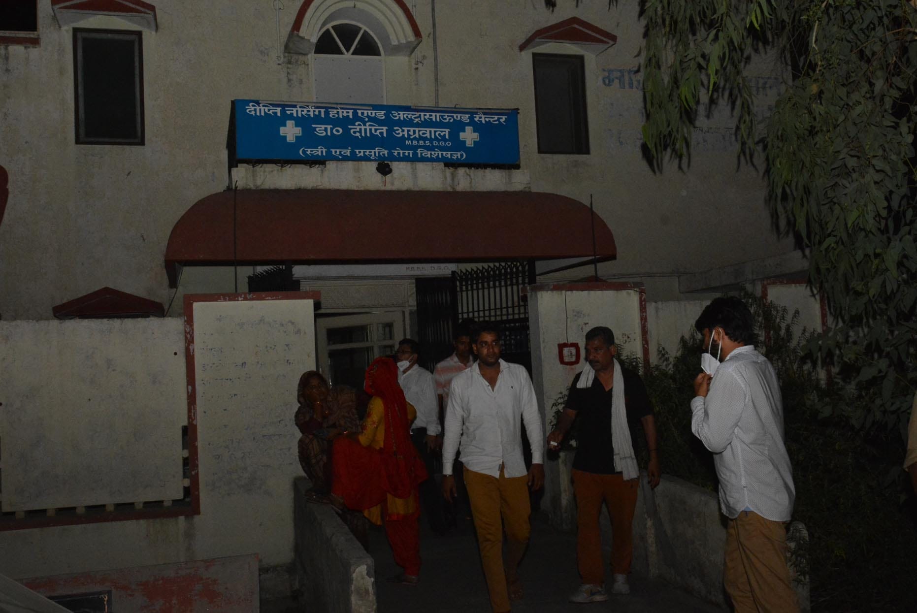 मुजफ्फरनगर में सरकुलर रोड स्थित दीप्ति नर्सिंगहोम पर स्वास्थ्य विभाग की टीम ने छापा मारा। मुजफ्फरनगर में सरकुलर रोड स्थित दीप्ति नर्सिंगहोम पर स्वास्थ्य विभाग की टीम ने छापा मारा।