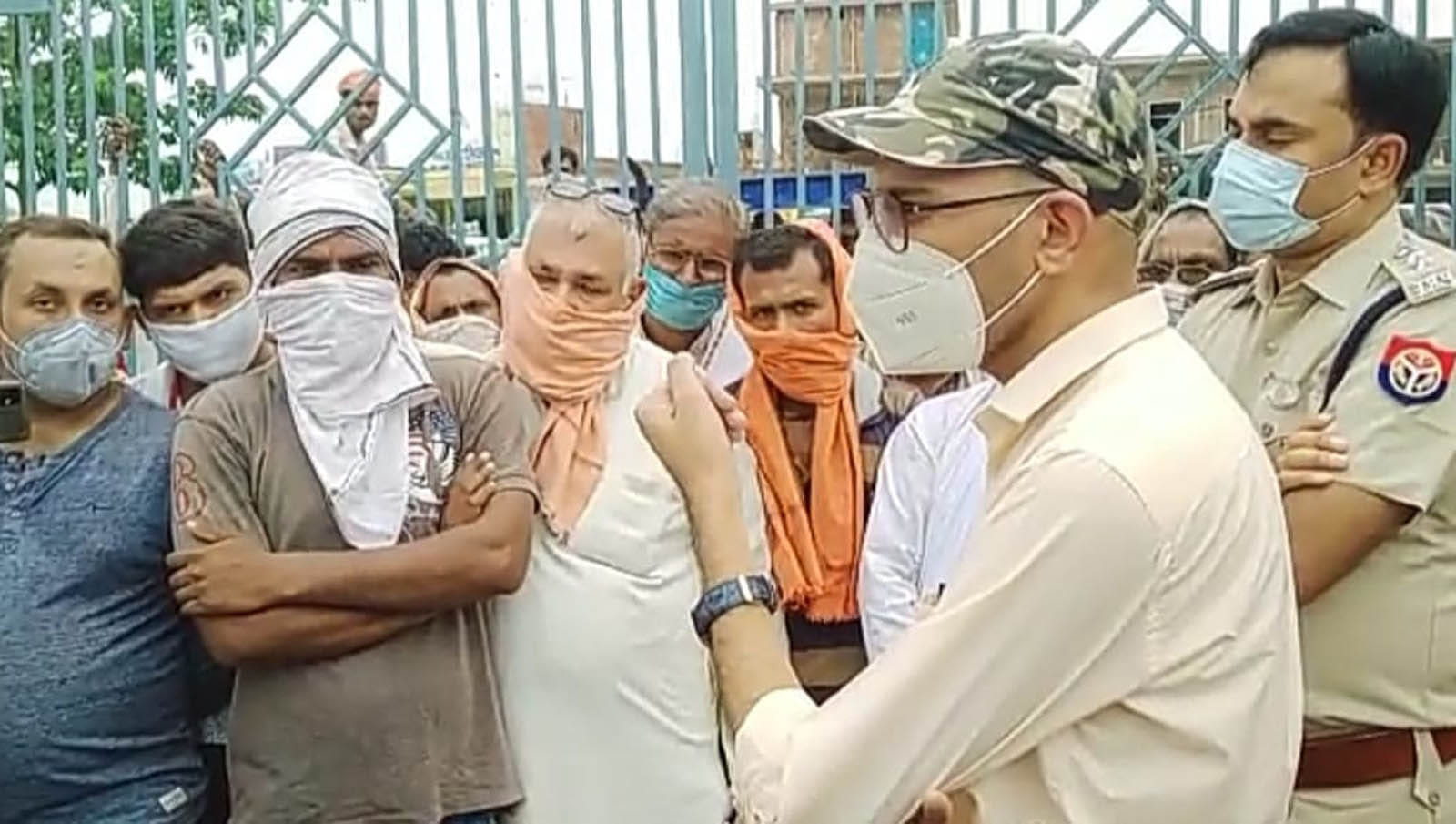 सुमेरपुर गल्ला मंडी गेट पर किसानों को समझाते एसडीएम संजय कुमार मीणा व सीओ सदर अनुराग सिंह । संवाद सुमेरपुर गल्ला मंडी गेट पर किसानों को समझाते एसडीएम संजय कुमार मीणा व सीओ सदर अनुराग सिंह । संवाद