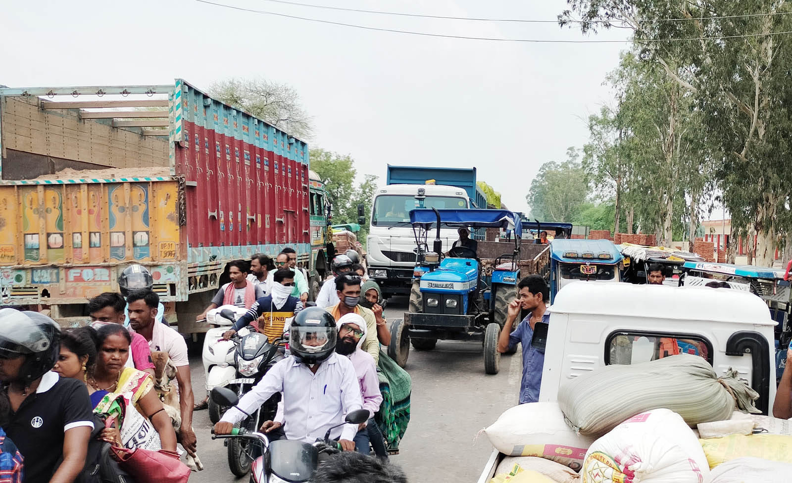 ुमेरपुर गल्ला मंडी गेट पर हाईवे में खड़ी किसानों की ट्रैक्टर ट्रालियों से लगे जाम में फंसे वाहन। ुमेरपुर गल्ला मंडी गेट पर हाईवे में खड़ी किसानों की ट्रैक्टर ट्रालियों से लगे जाम में फंसे वाहन।