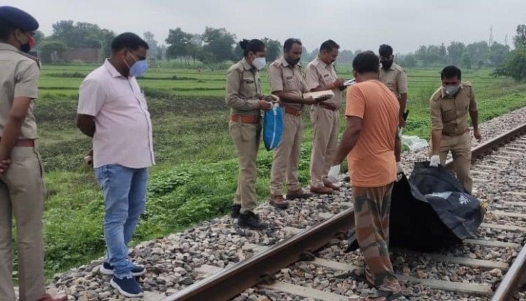 गौरा रेलवे स्टेशन के समीप ट्रेन से महिला के कटने के बाद पहुंची पुलिस।
