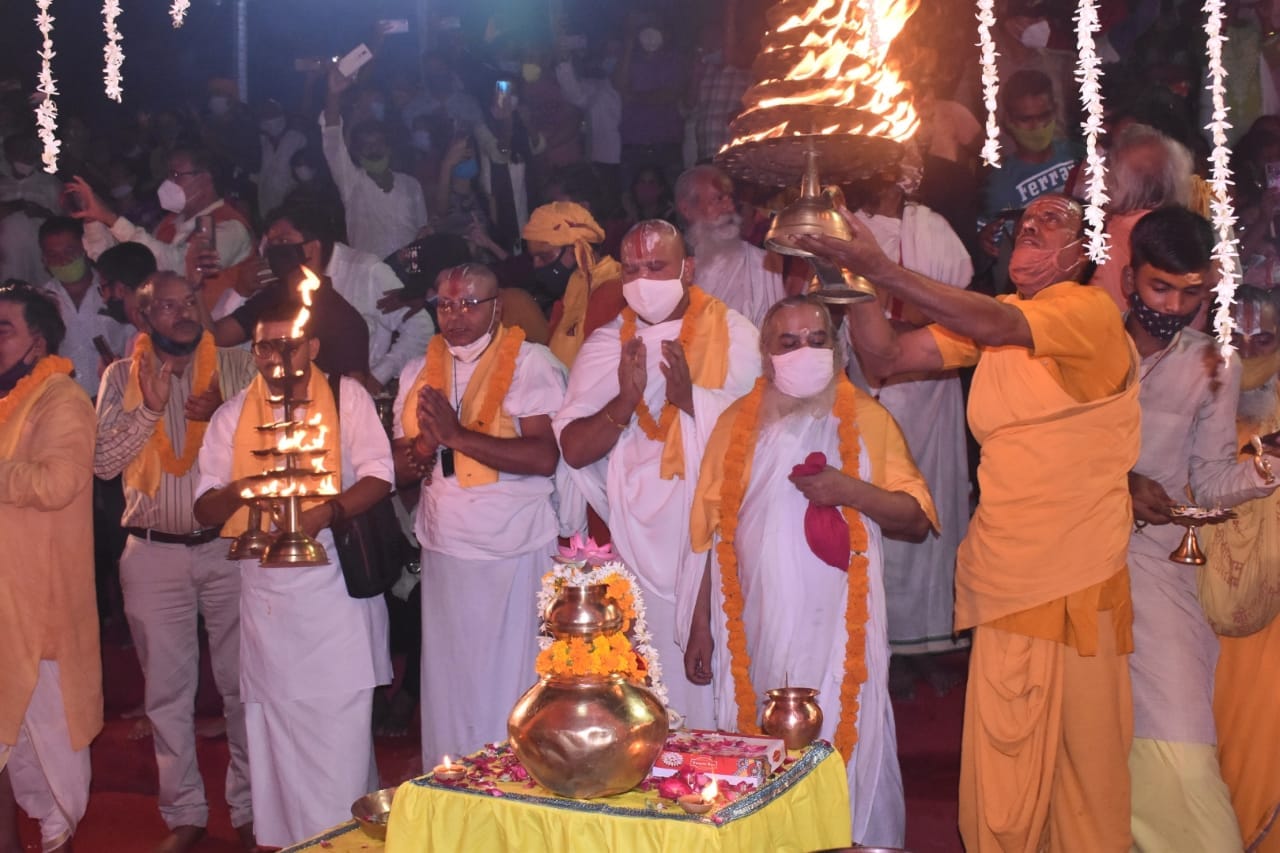 अयोध्या मे सहस्त्रधारा घाट पर सरयू की आरती करते संत अयोध्या मे सहस्त्रधारा घाट पर सरयू की आरती करते संत
