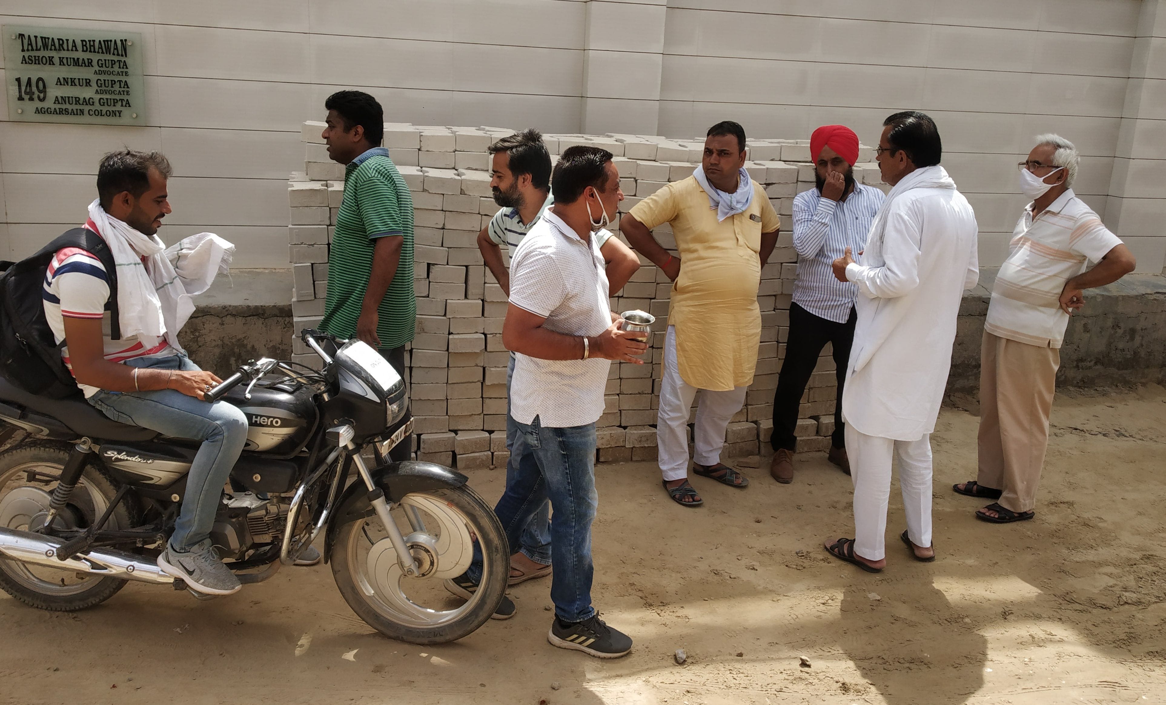 अग्रसेन कॉलोनी गली का लेवल ऊंचा करने के विरोध में काम रूकवाने पहुंचे गली वासी संवाद अग्रसेन कॉलोनी गली का लेवल ऊंचा करने के विरोध में काम रूकवाने पहुंचे गली वासी संवाद