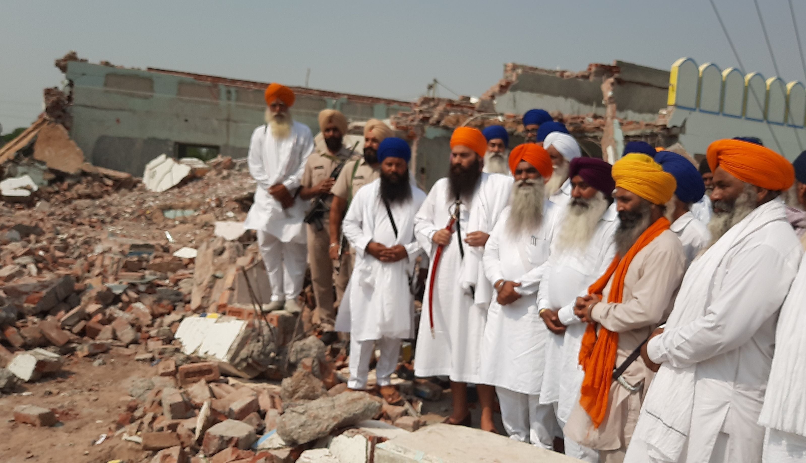 गुरुद्वारा साहिब की इमारत गिरने के बाद जायजा लेते जत्थेदार बलजीत सिंह दादूवाल व अन्य। गुरुद्वारा साहिब की इमारत गिरने के बाद जायजा लेते जत्थेदार बलजीत सिंह दादूवाल व अन्य।