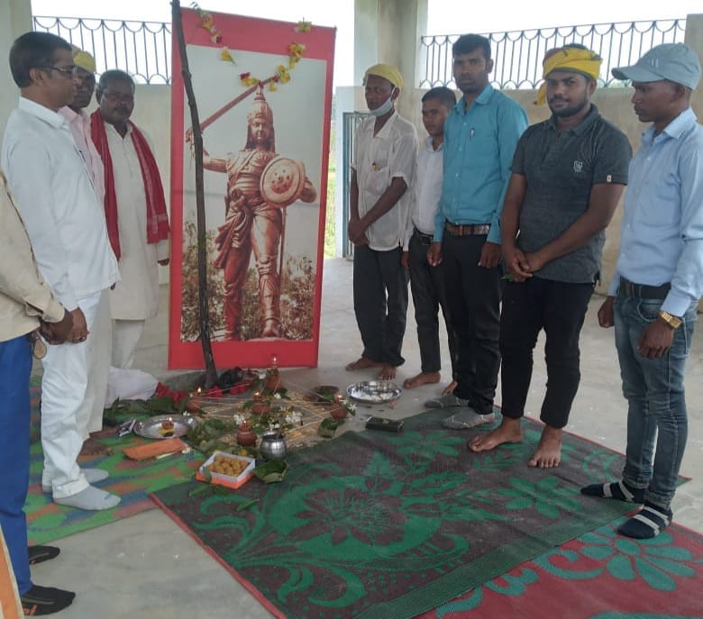 दुद्धी क्षेत्र में रानी दुर्गावती का बलिदान दिवस मनाते आदिवासी। दुद्धी क्षेत्र में रानी दुर्गावती का बलिदान दिवस मनाते आदिवासी।