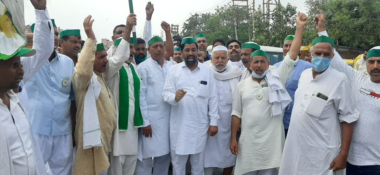 नागल से गाजीपुर बार्डर के लिए कूच करते किसान नागल से गाजीपुर बार्डर के लिए कूच करते किसान