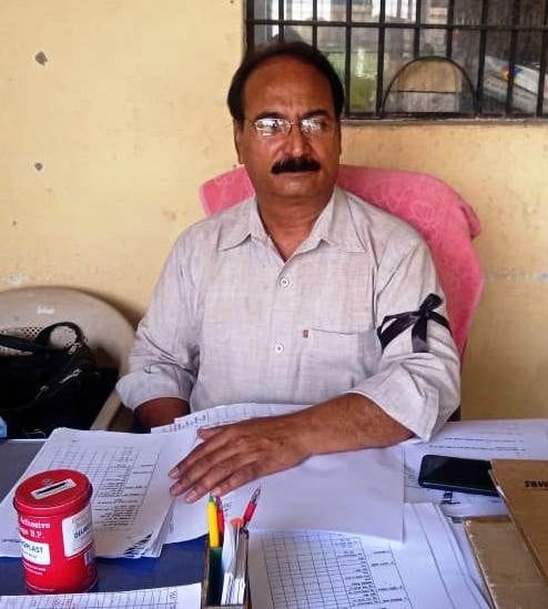 काली पट्टी बांधकर काम करते उप पशु मुख्य चिकित्साधिकरी डॉ बी गोयल।