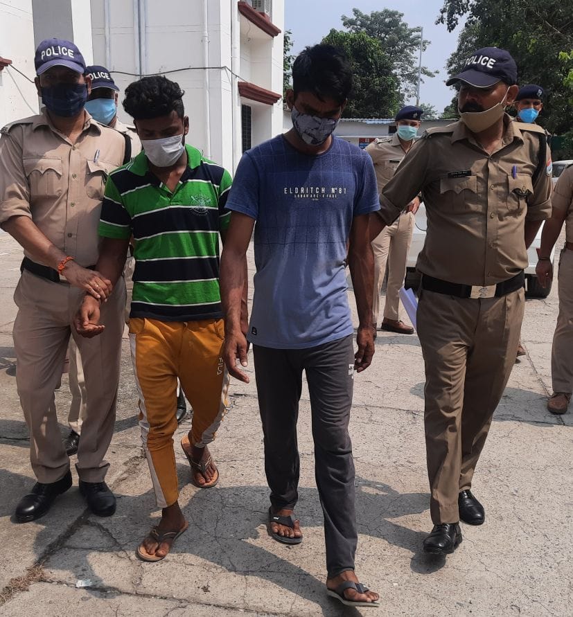 रुद्रपुर पुलिस कार्यालय से आरोपियों को ले जाती पुलिस। रुद्रपुर पुलिस कार्यालय से आरोपियों को ले जाती पुलिस।